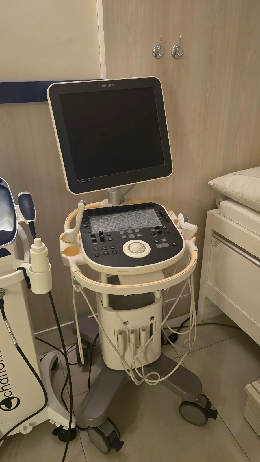 Aparelho de ultrassom Philips ClearVue 650 usado no consultório de Fortaleza