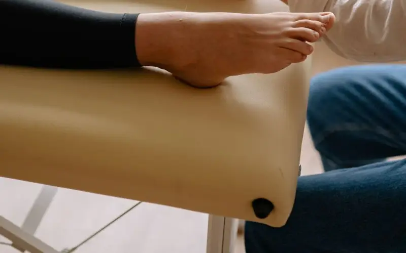 Profissional de saúde examinando o pé de um paciente — imagem ilustrativa de cuidado com o pé diabético