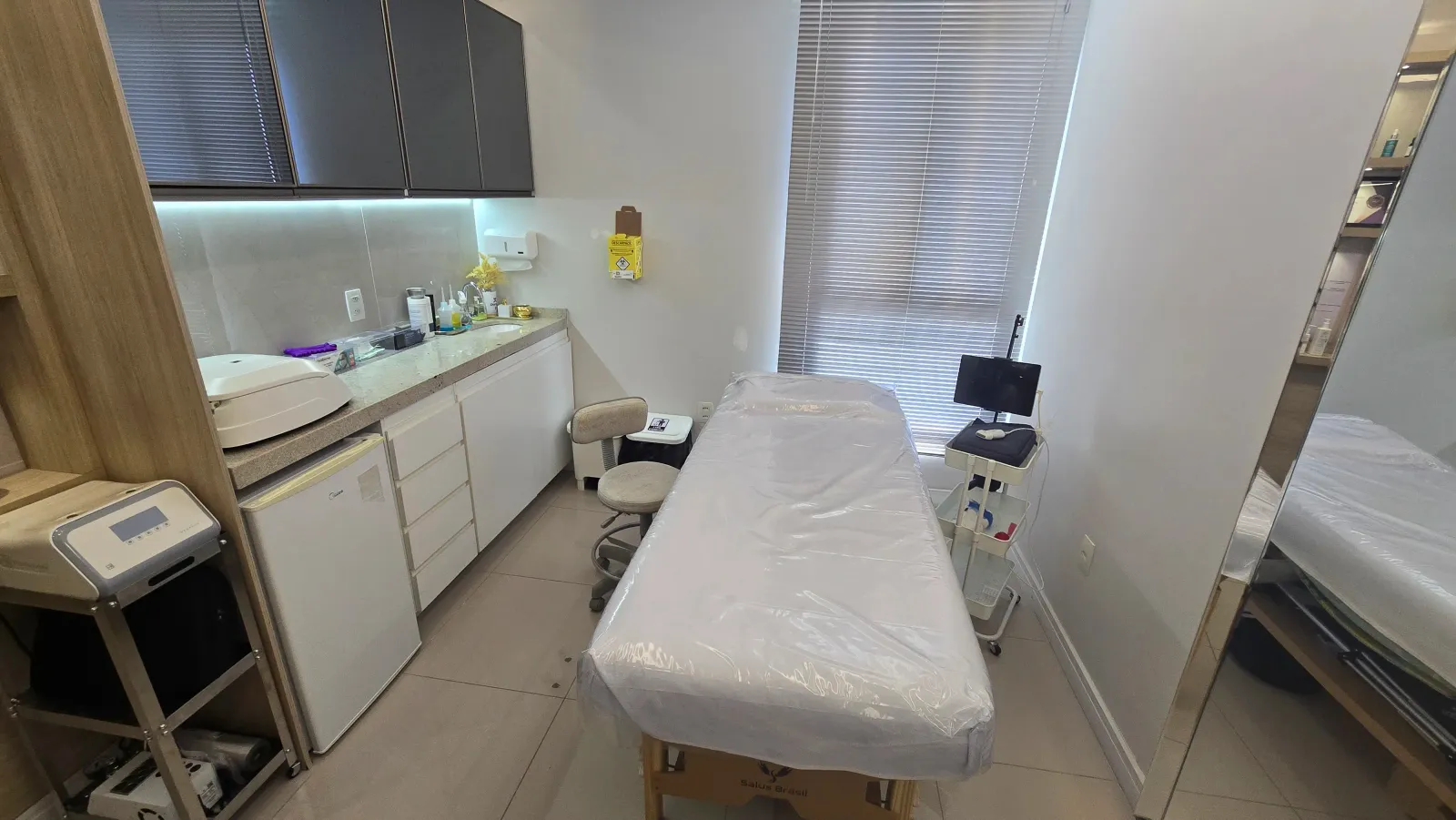 Sala de procedimentos do consultório em Eusébio, com maca preparada e bancada